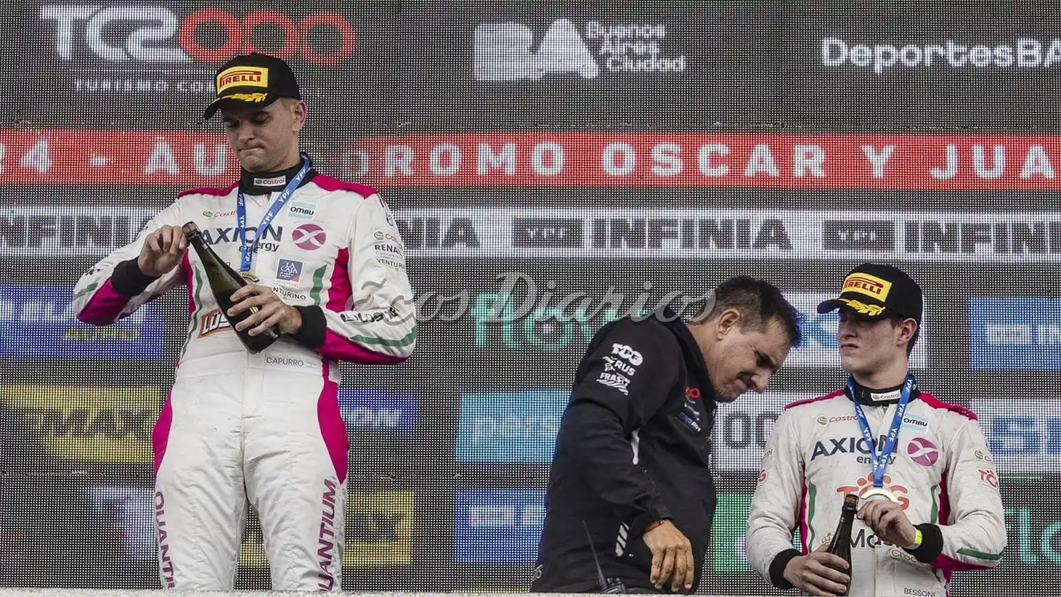 A pleno y en los festejos. A la izquierda, Matias Capurro a punto de descorchar y más atrás Figgo Bessone, su escolta en la Copa Rookie del TC2000