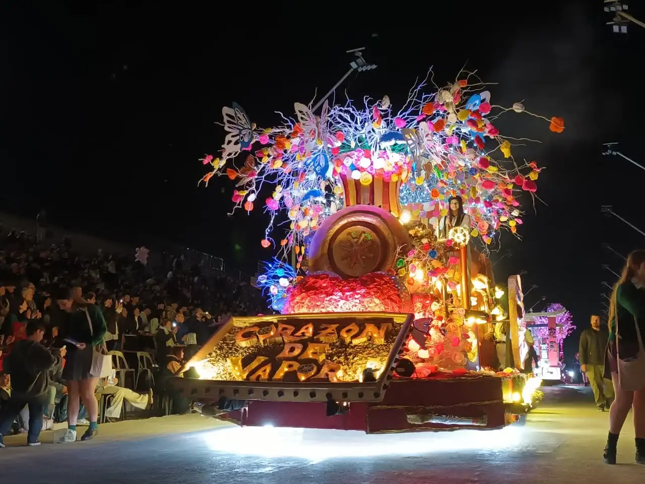 Los estudiantes volvieron a deslumbrar con su arte en el Desfile de Carrozas