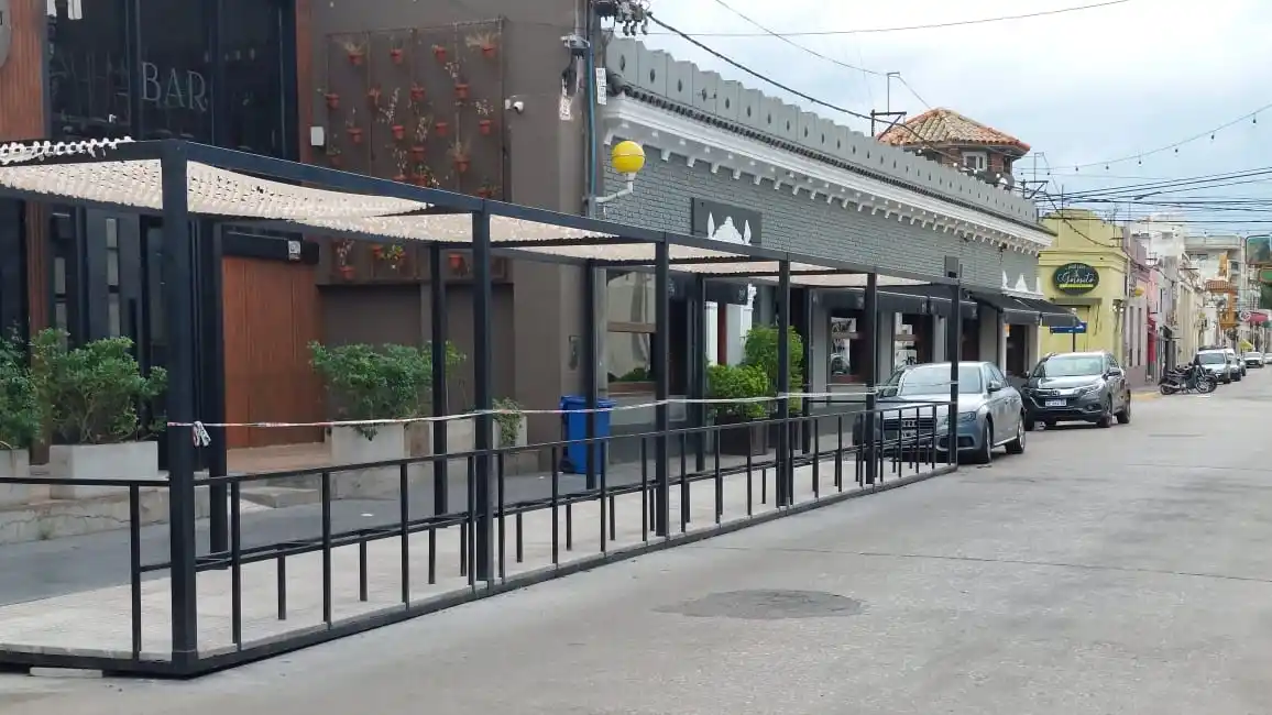 El comercio gastronómico de Pellegrini al 700 fue el único que hizo uso de la ordenanza que habilitaba los decks.