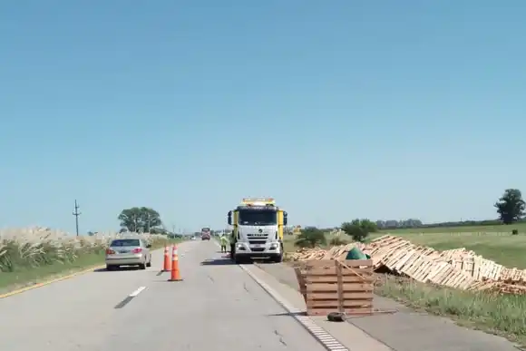 Perdió el control en Ruta 19 y volcó el camión con pallets, ¿estaba alcoholizado?