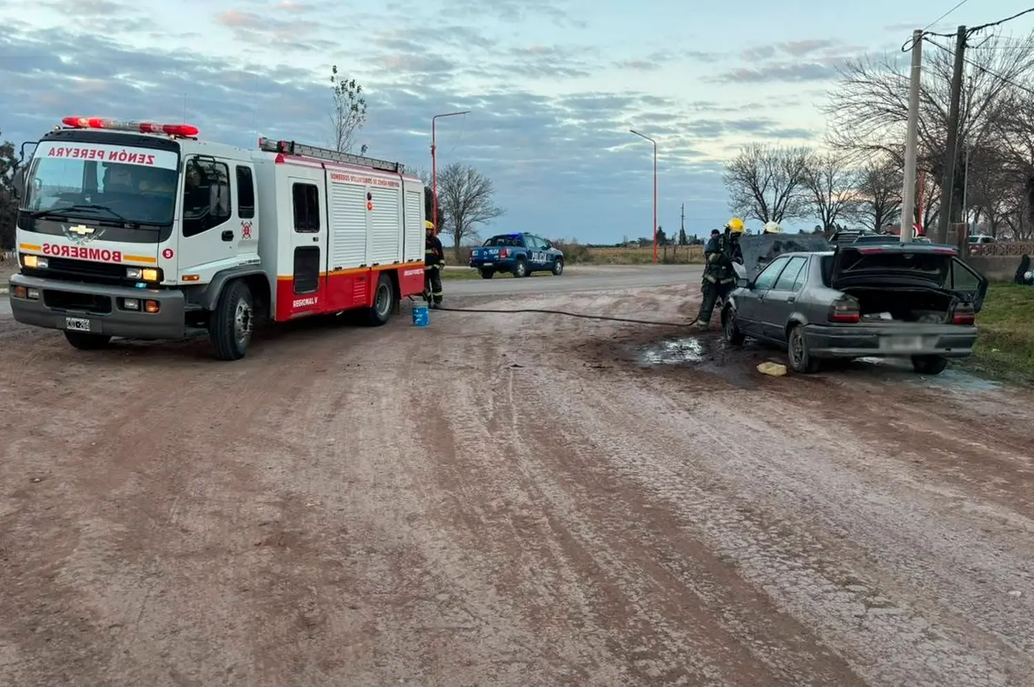 Importante susto: un vehículo ardió en llamas en la región y el fuego fue controlado por los vecinos