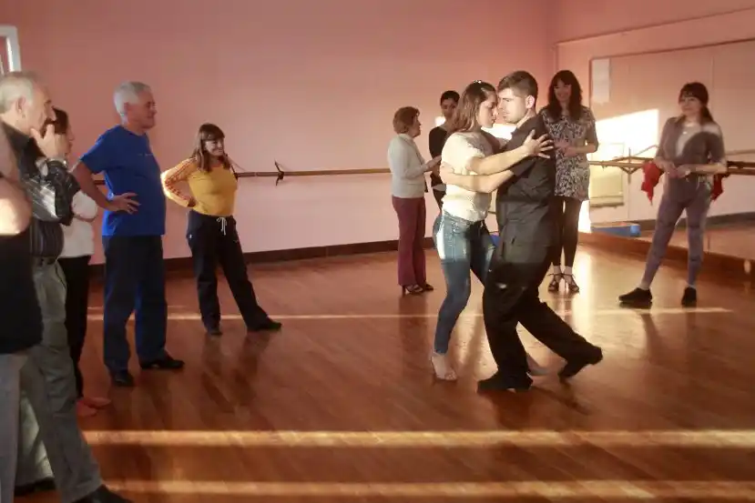 Encontrar refugio en un abrazo de tango