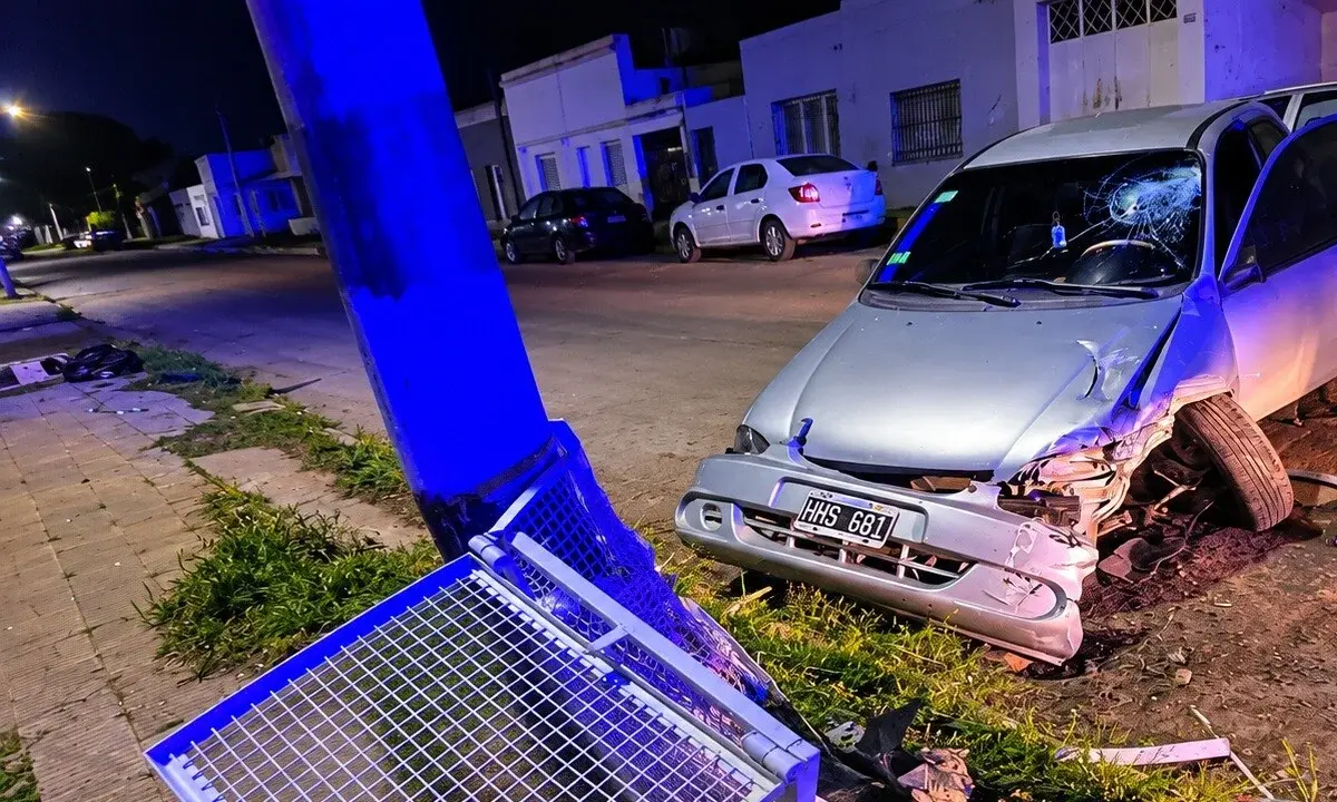 El vehículo involucrado en el accidente en Bahía Blanca presenta importantes daños en su parte frontal tras impactar contra un canasto de basura metálico en la vía pública. La conductora fue trasladada a un centro de salud tras el fuerte choque.