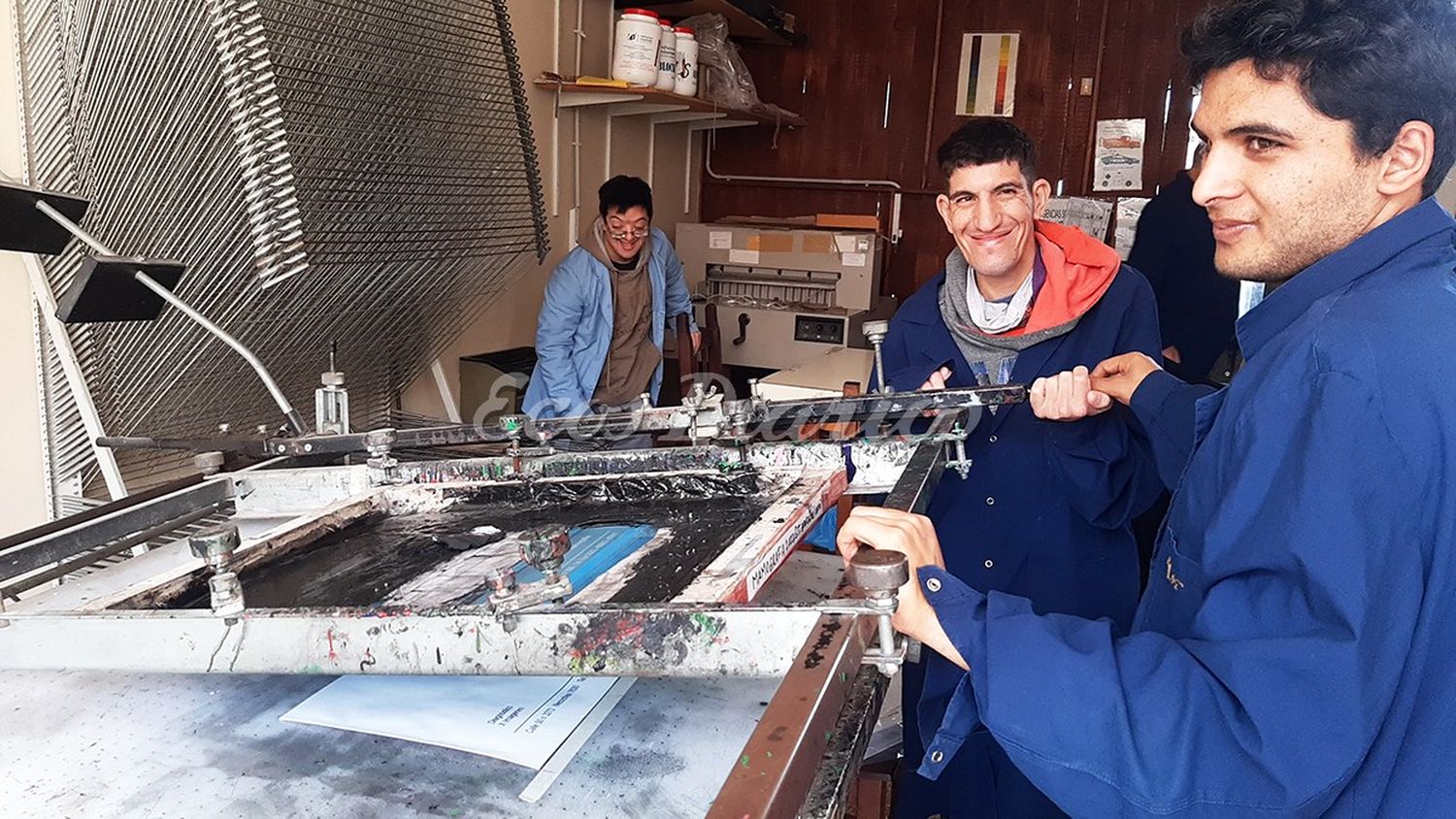 Serigrafía. Trabajadores confeccionan sobre para centro de diagnóstico