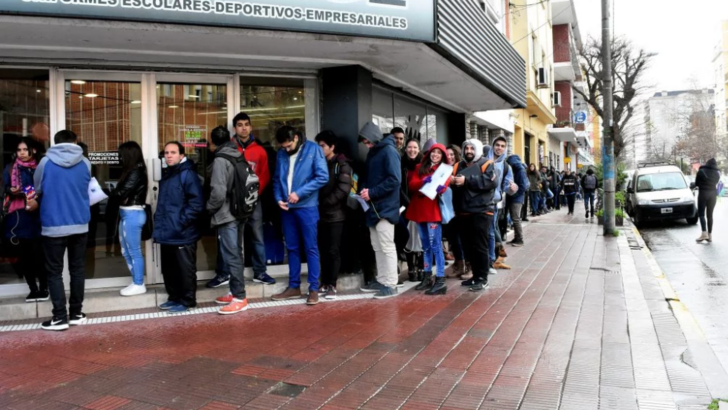 Un aviso por seis puestos de trabajo provocó dos cuadras de fila en Mar del Plata