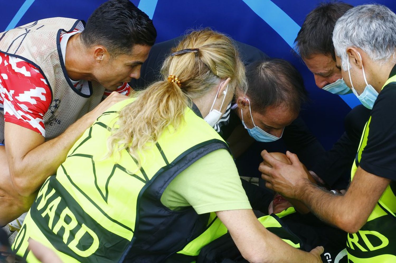 Cristiano Ronaldo noqueó de un pelotazo a un guardia de seguridad en la previa del debut del Manchester United en la Champions League