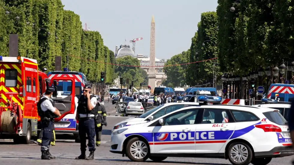 Nuevamente miedo en París: un auto chocó un patrullero y explotó
