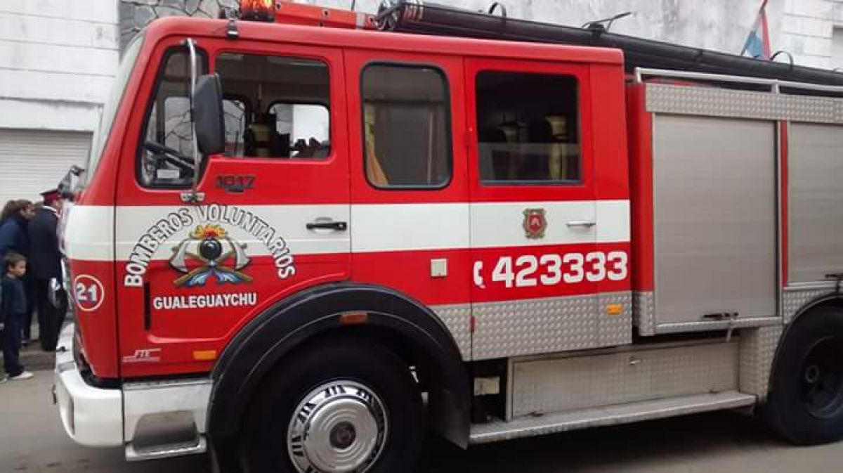 Los bomberos debieron intervenir ante el incendio de un poste de luz