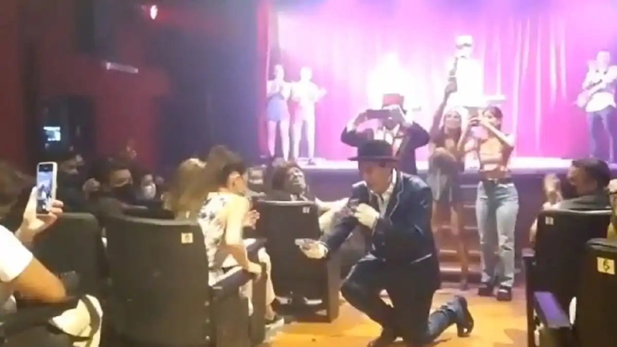 Rodrigo Vagoneta le pidió casamiento a su novia ¡en plena función!