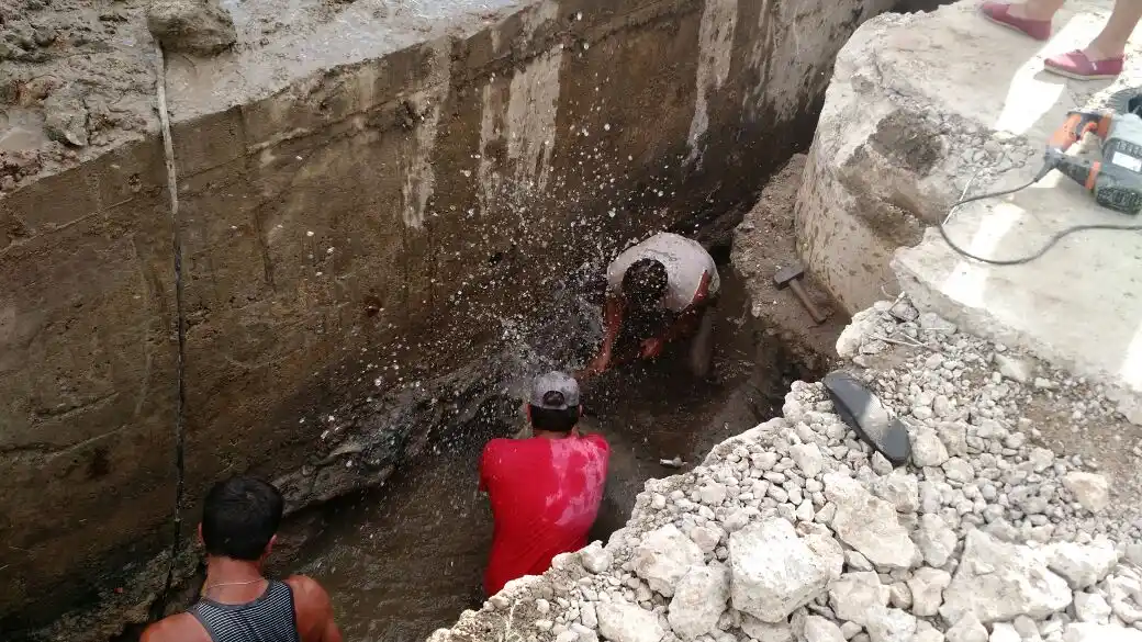 El tapón cedió y siguen los trabajos para restablecer el agua