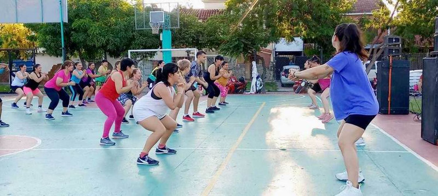 El Municipio realizó torneos de fútbol playa, clases
de zumba y canotaje durante todo el fin de semana