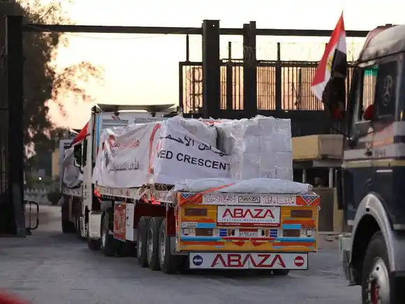 Camiones de ayuda humanitaria comenzaron a entrar a Gaza tras el anuncio de una “pausa táctica” de Israel
