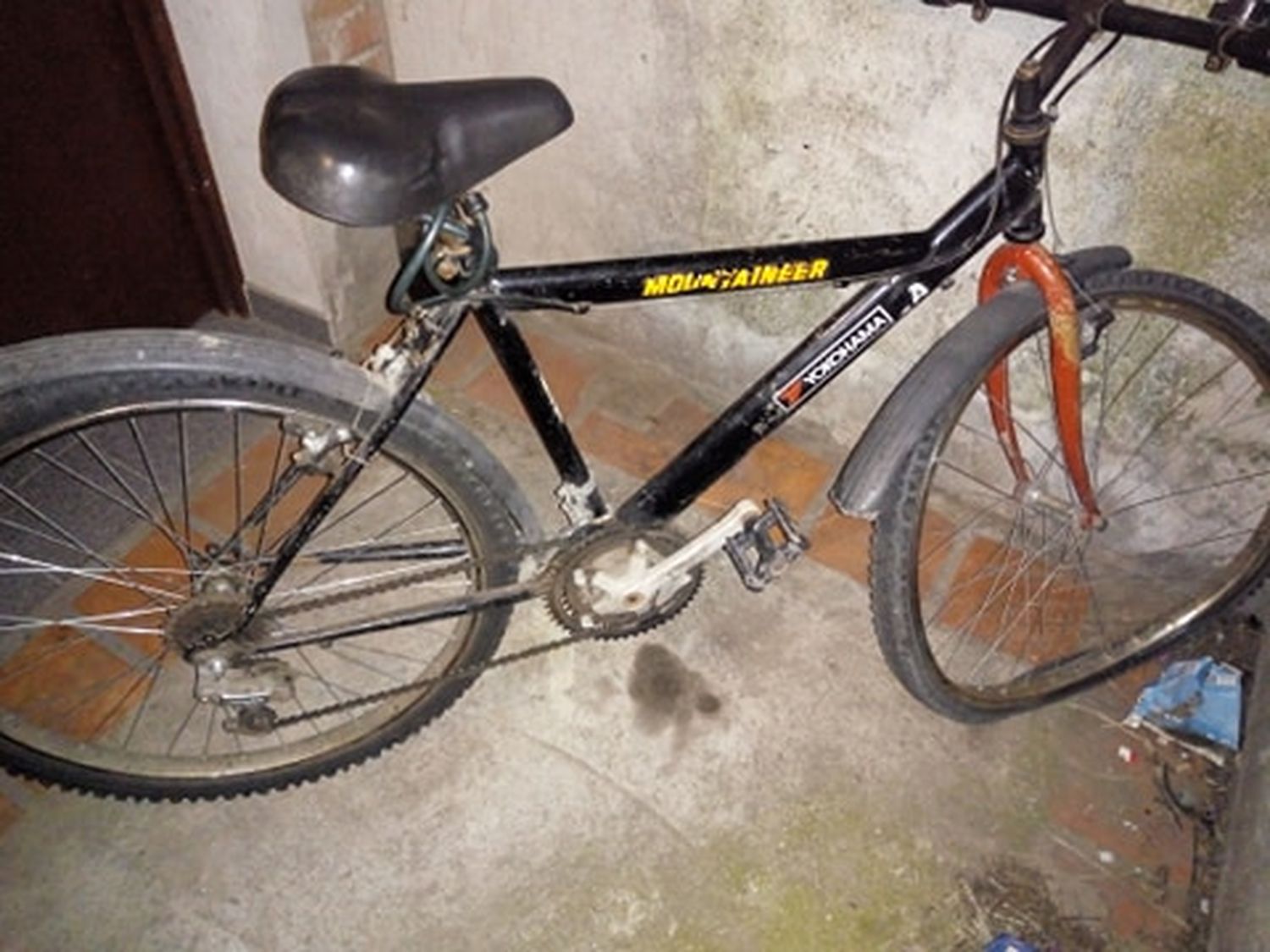 Chocó a un ciclista y escapó: buscan a una Suran roja