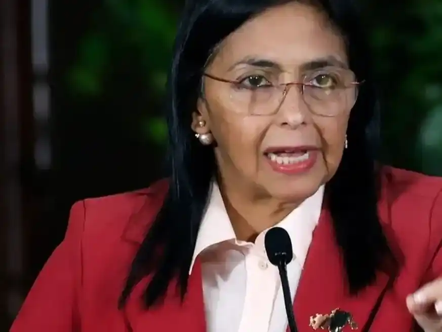 Delcy Rodríguez tiene el marco legal y el apoyo militar para gobernar Venezuela como presidenta encargada.