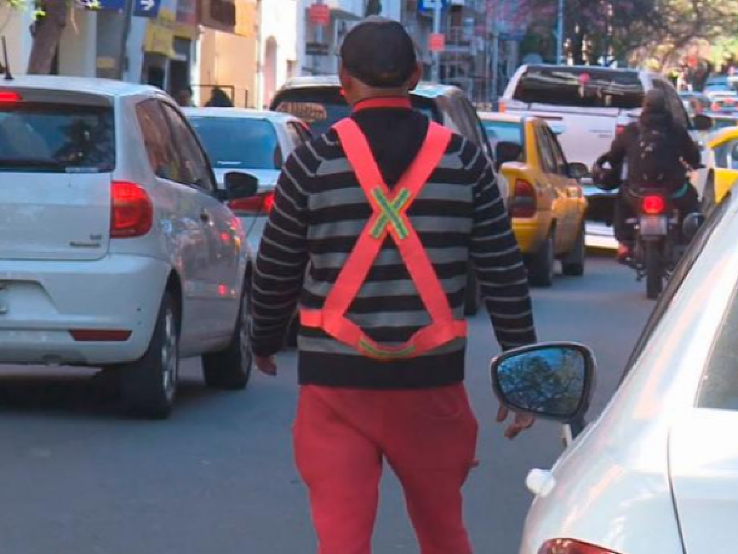 Córdoba: Un naranjita amenazó con un cuchillo tramontina a un conductor que se negó a pagarle