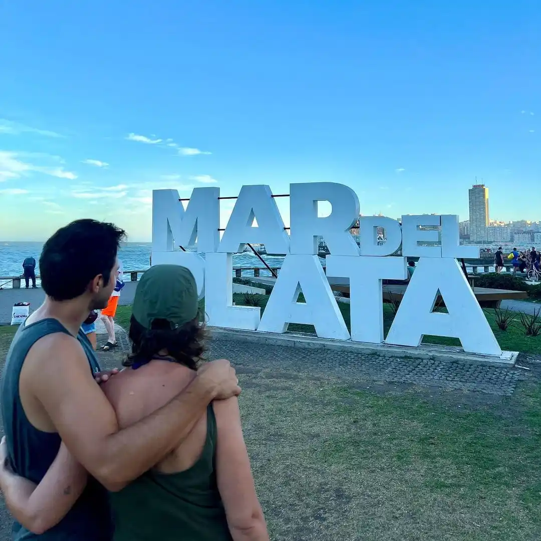 Anxela y Rubén en su paso por Mar del Plata, a la que planean regresar en el verano.