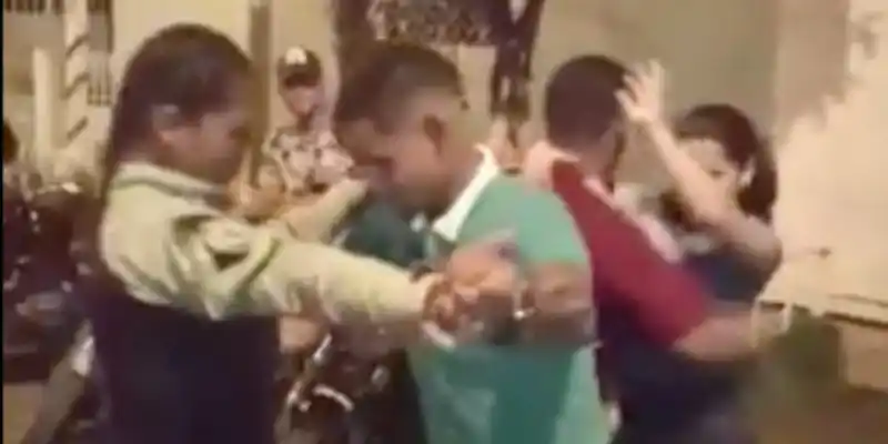DESTITUIDA oficial de PoliBarcelona por bailar «se menea» en la calle