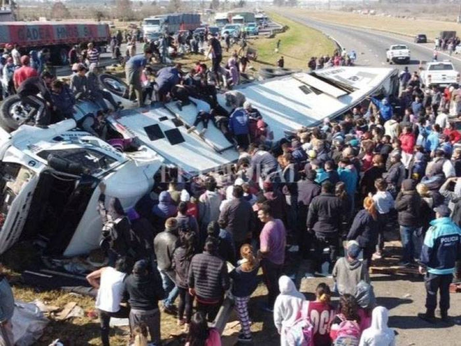 SAQUEARON UN CAMI�N CARGADO DE ALIMENTOS QUE VOLC� EN LA PANAMERICANA