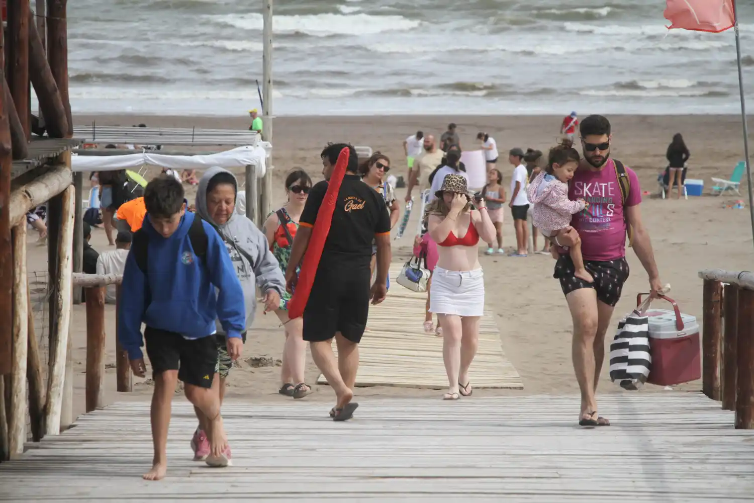 Día fresco en la playa, pero no importa (Fotos)
