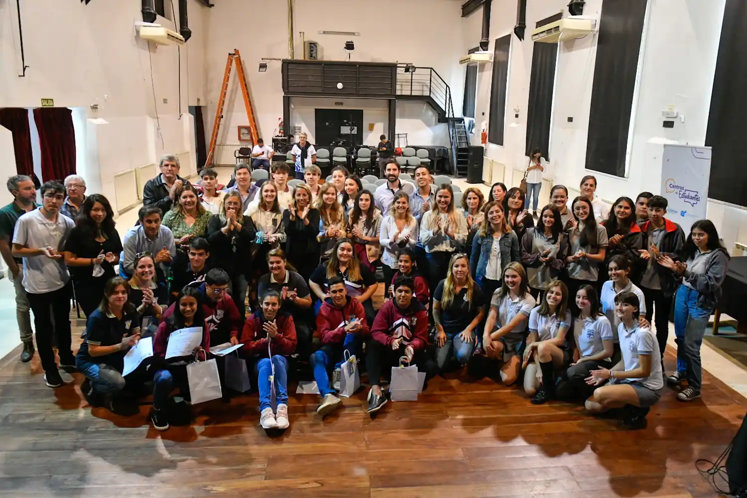 Estudiantes Escuela Secundaria D198 San José obtienen tercer lugar en el concurso Mario Menéndez