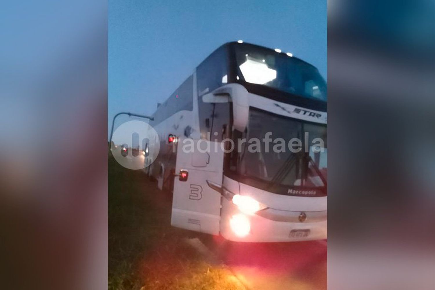 Susto grande en la ruta 34 : un auto chocó con colectivo en el que iban 54 pasajeros