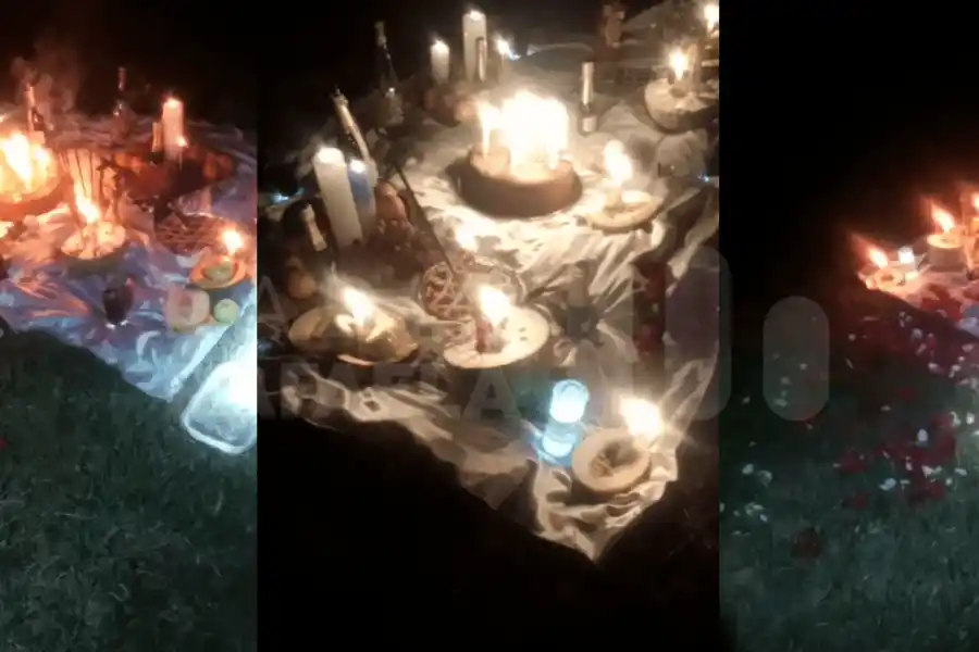 Llamativa intervención en un lote lindero al Cementerio Municipal: velas, botellas, comida y pétalos de rosa