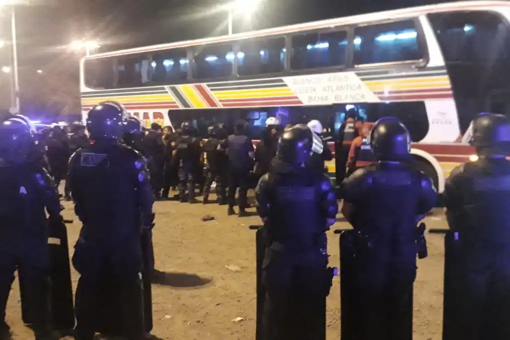 Los videos de los incidentes entre hinchas de Banfield y la Policía en Córdoba: 6 efectivos heridos y 14 detenidos