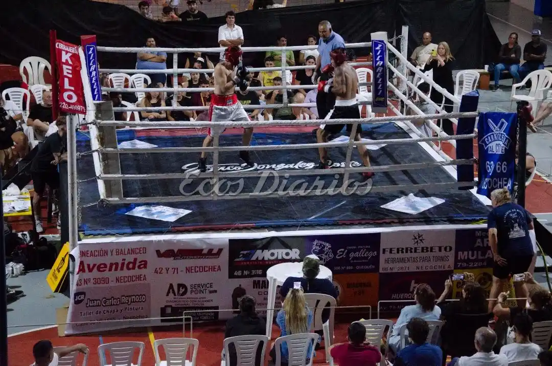 Pleno combate del boxeo en el Polideportivo Municipal