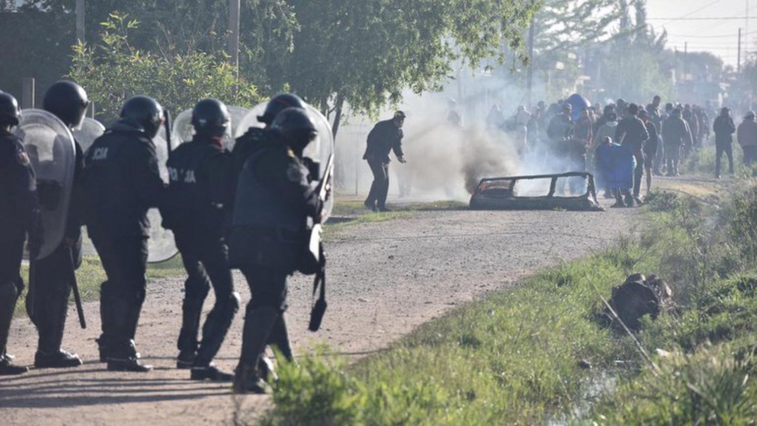 La policía desalojó la toma de Guernica: detuvieron a 35 personas y continúan los incidentes