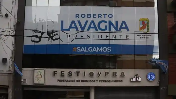 Con sandalias y medias: apareció el primer cartel de "Lavagna presidente"