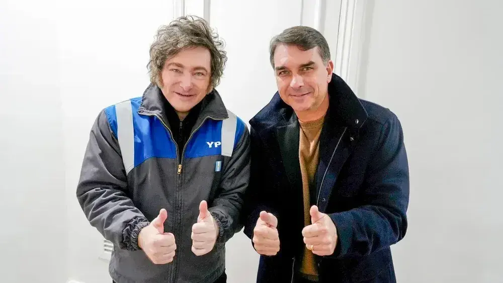 Javier Milei junto al senador brasileño y candidato presidencial, Flavio Bolsonaro.
