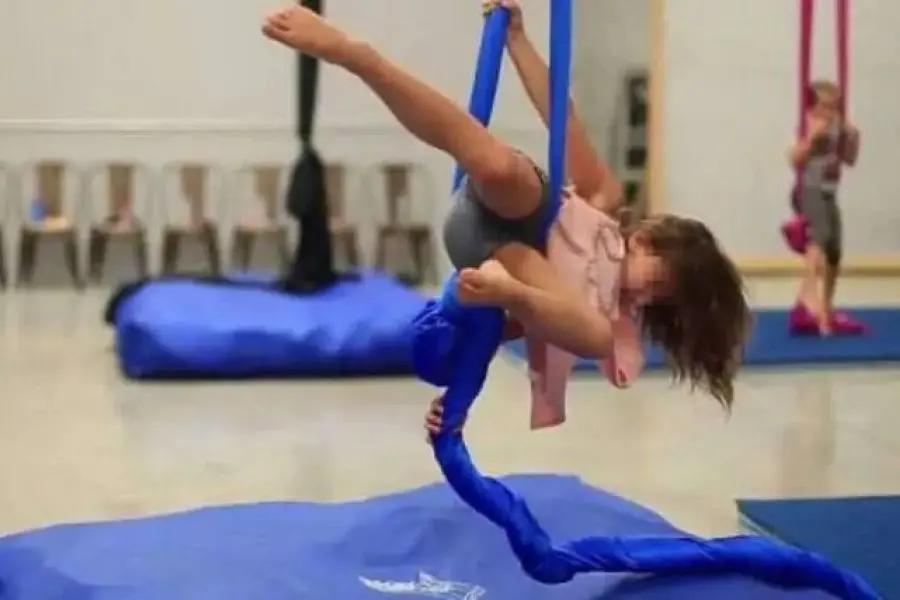 Conmoción: una nena de 8 años murió ahorcada mientras practicaba acrobacia con telas en su habitación en Ushuaia