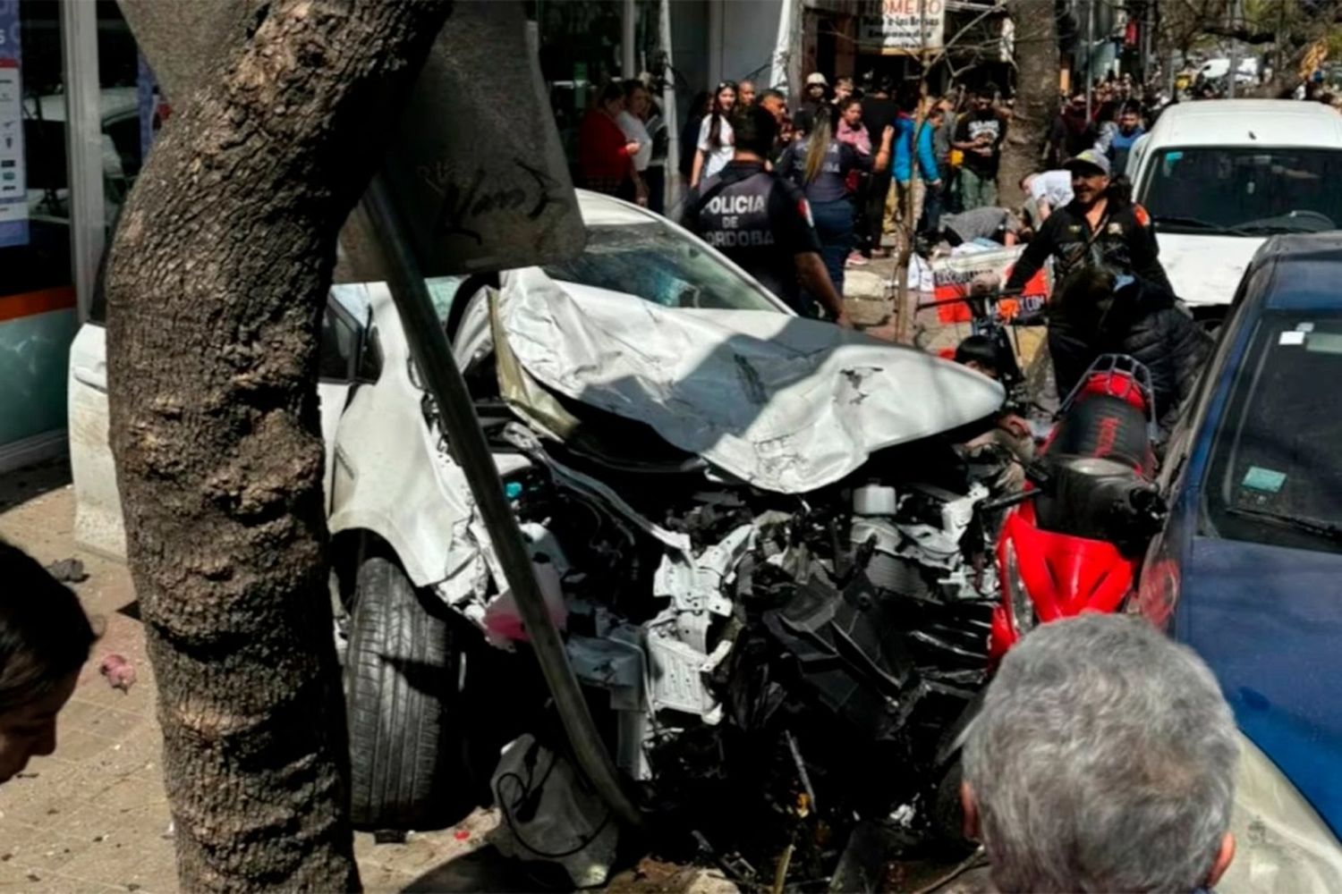 Un conductor perdió el control del auto y atropelló a más de 30 personas