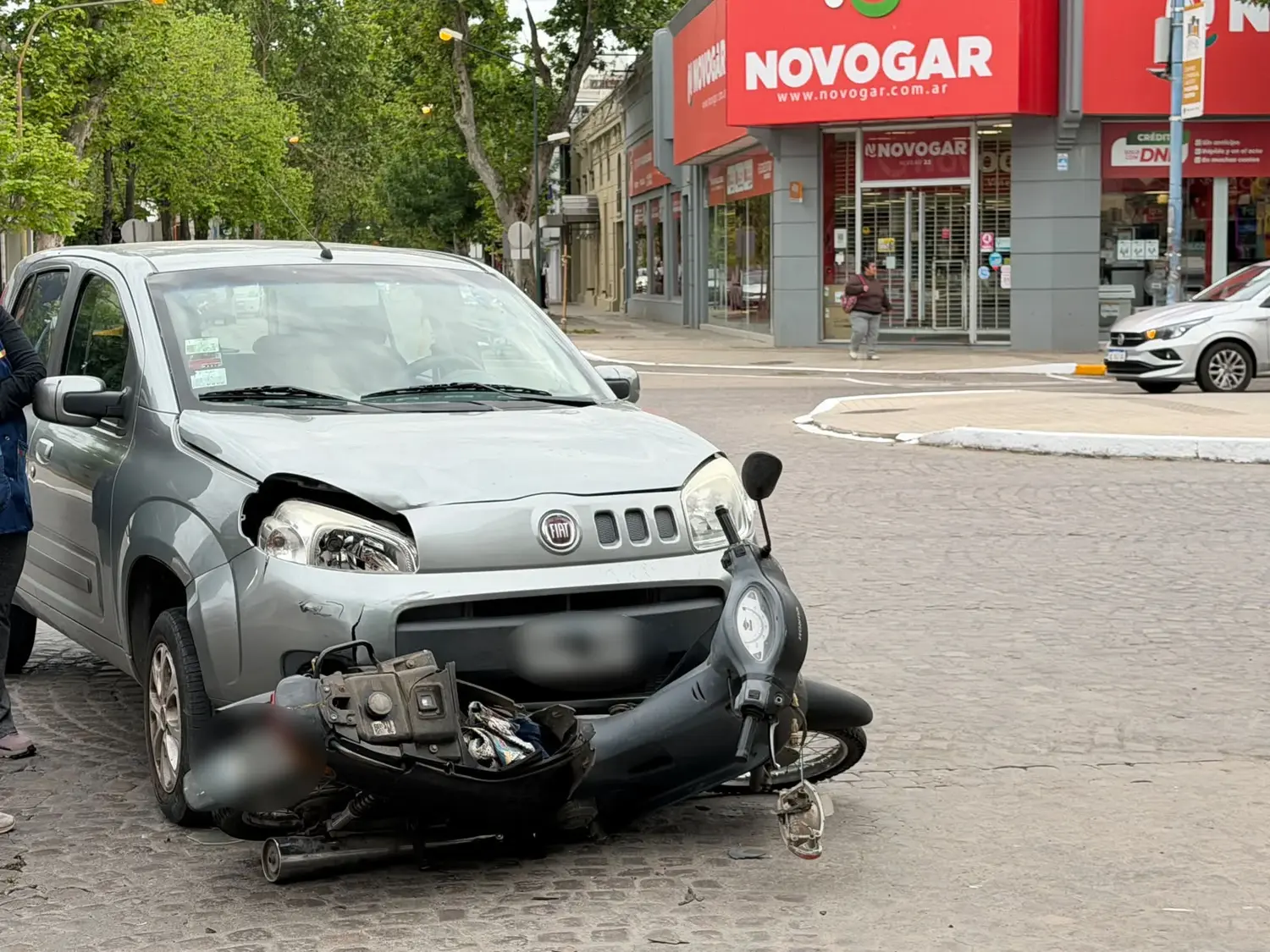 Violento choque entre un auto y una moto en pleno centro de Rafaela: un joven sufrió una herida en la cabeza