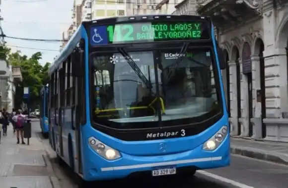 Balearon una unidad del transporte público en zona oeste