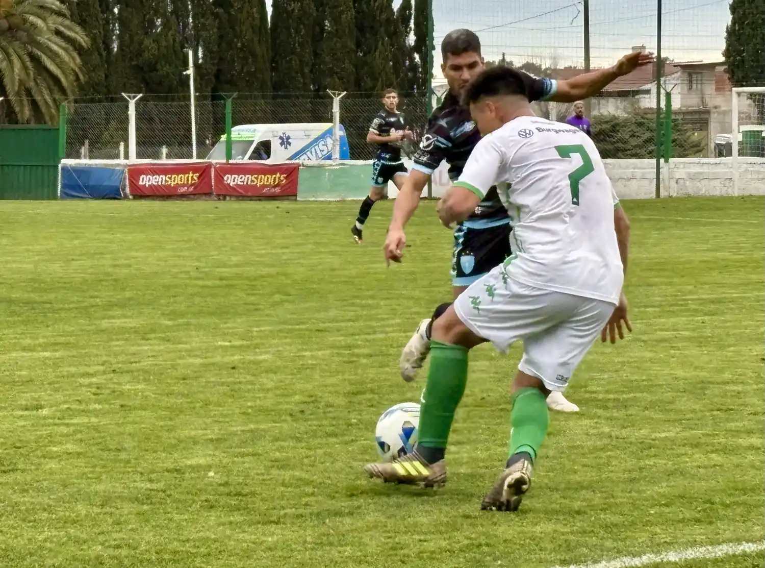 Gómez encarando al rival