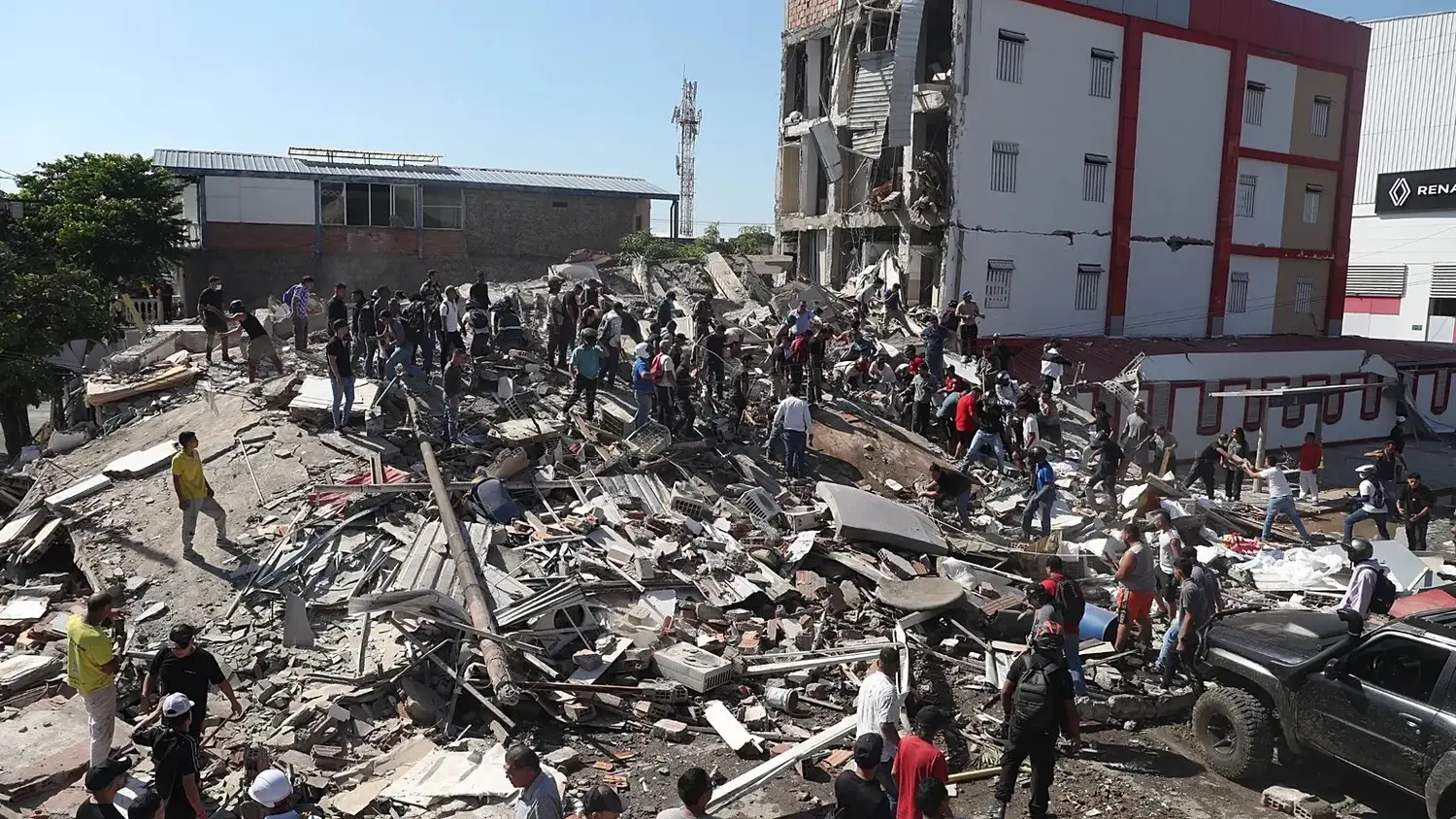 Continúa la búsqueda de sobrevivientes tras el terremoto de 7,4 y crece el número de víctimas