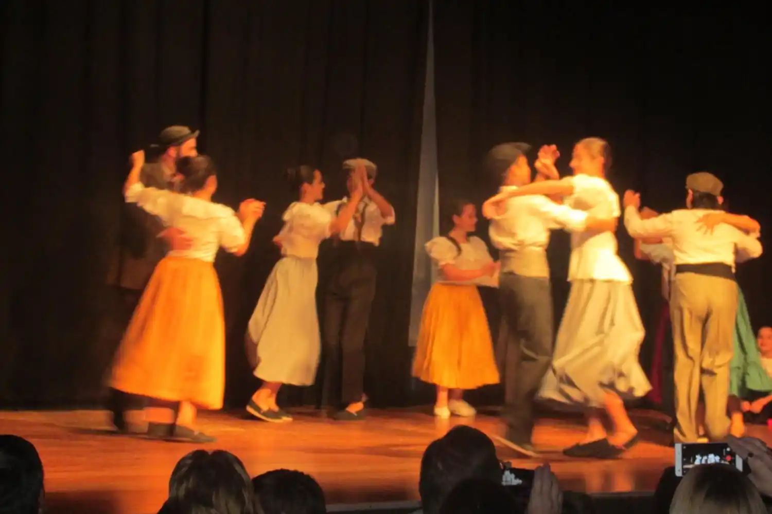La ciudad recibe delegaciones de bailarines, músicos y cantores que bucean escenarios exteriorizando su amor por nuestras tradiciones