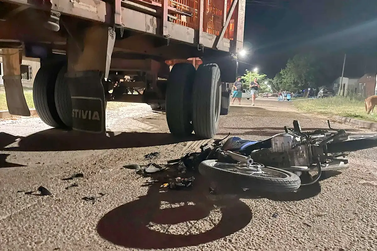 Motociclista muere tras chocar con camión en Basavilbaso