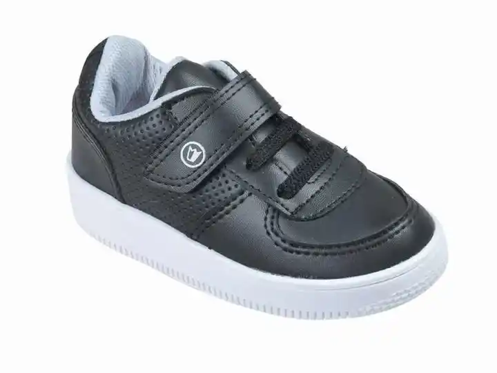 Buscan zapatilla perdida en supermercado Vea