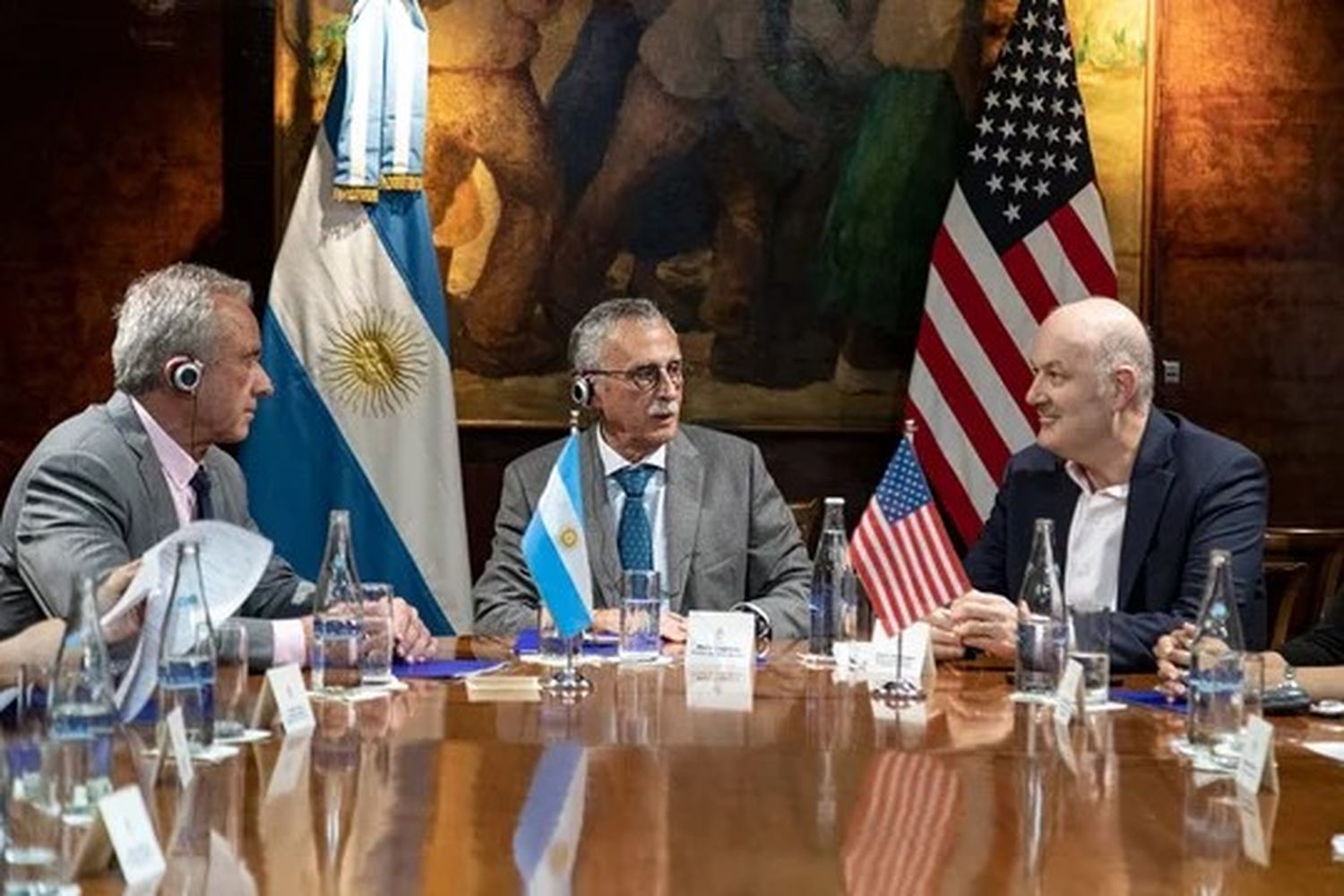 Robert Kennedy con los ministros Mario Lugones y Federico Sturzenegger. (Foto: NA)