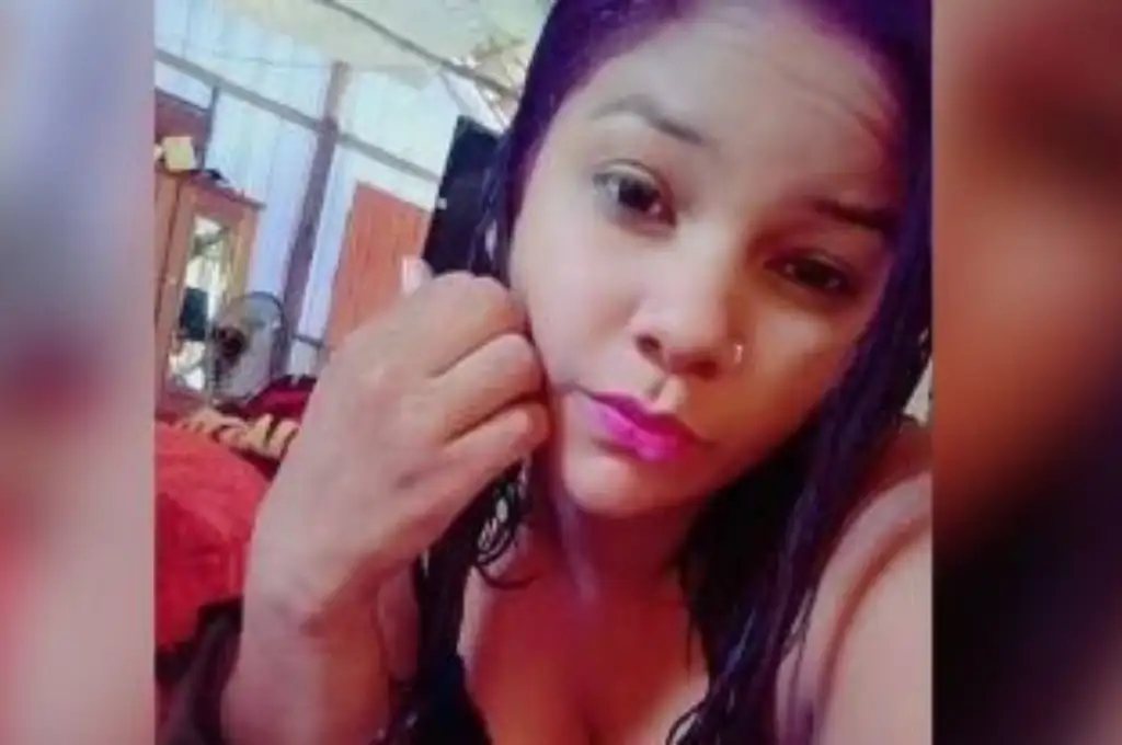 Murió electrocutada al caer un rayo mientras cargaba el celular