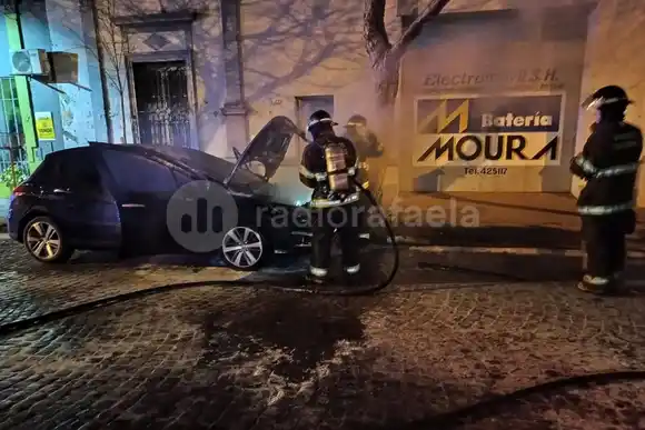 Susto en la medianoche: un auto se prendió fuego en barrio San Martín