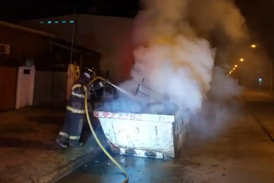 Problemática en aumento: Bomberos tuvieron que sofocar varios incendios de basura en Rafaela
