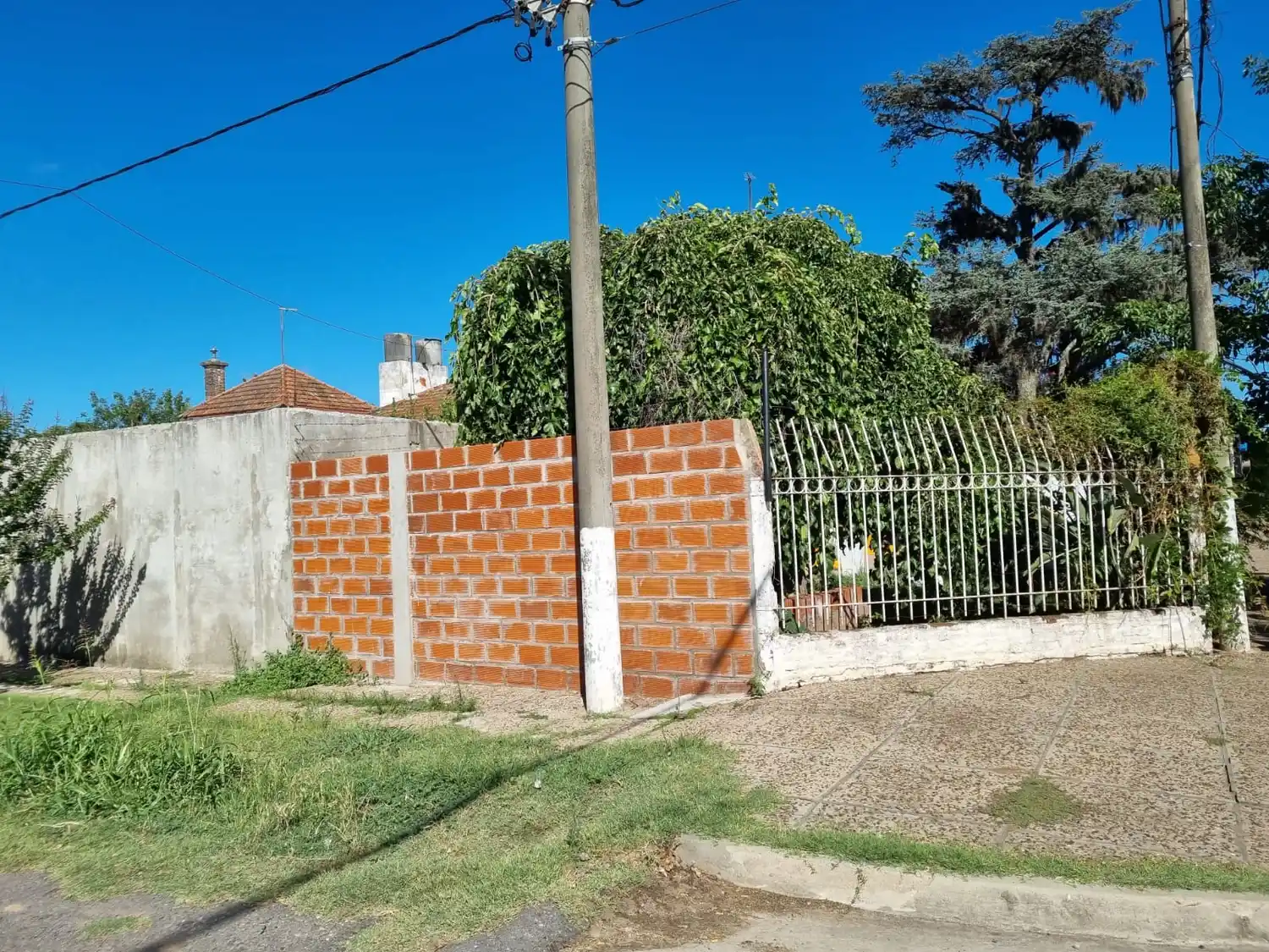 Sobre la esquina edificaban para cumplir con las sanciones que en mayo de 2023 habían ordenado la clausura.