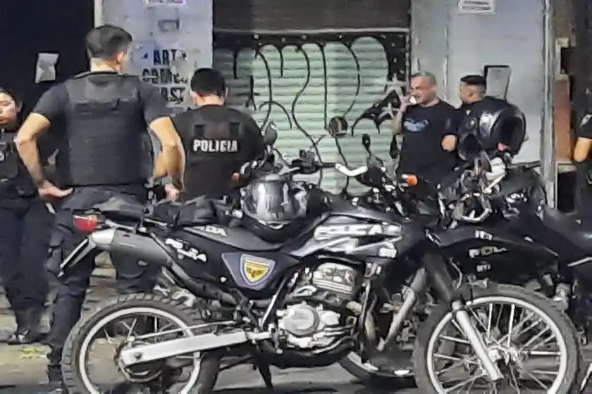 Balearon un depósito en Pichincha a plena noche y dejaron una amenaza escrita