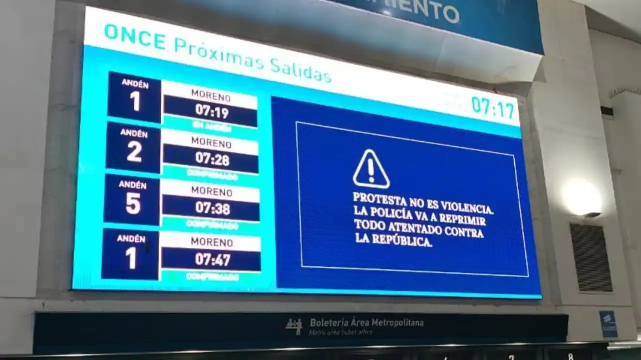 Carteles en los trenes (foto: NA)