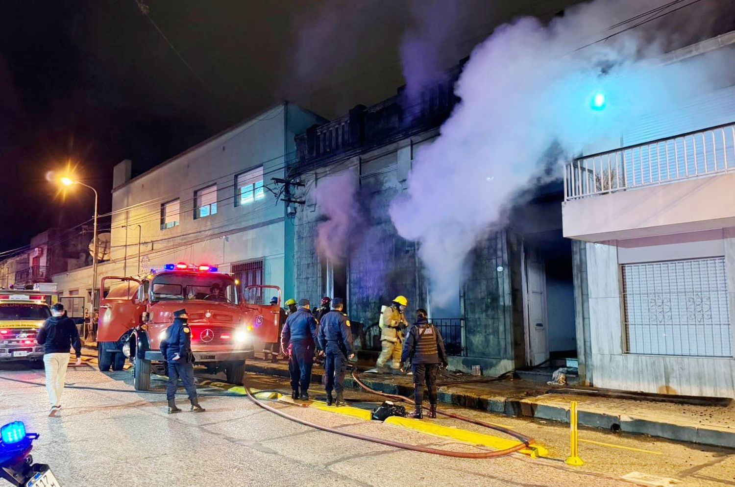 Una vela encendida habría causado el incendio de una vivienda