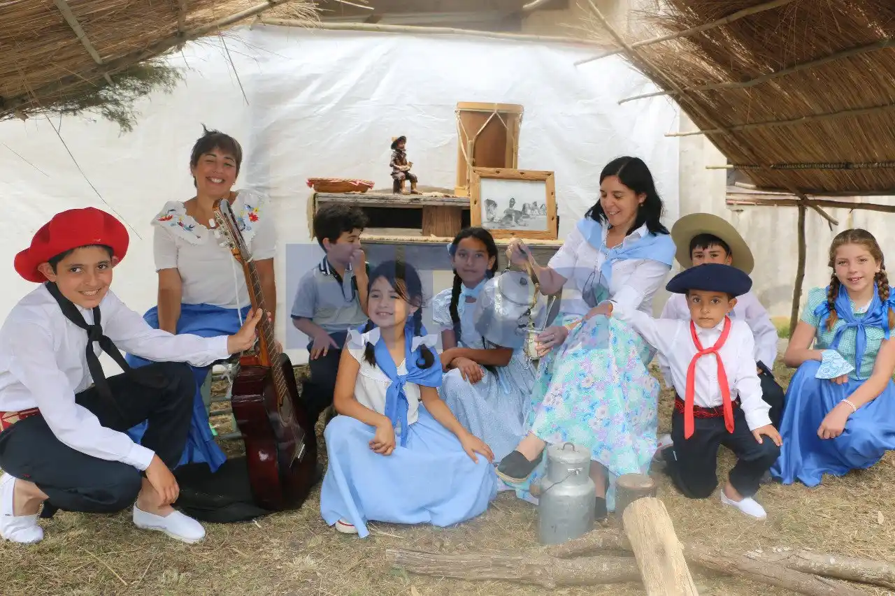 Las escuelas de Colonia El Potrero festejaron el Día de la Tradición 