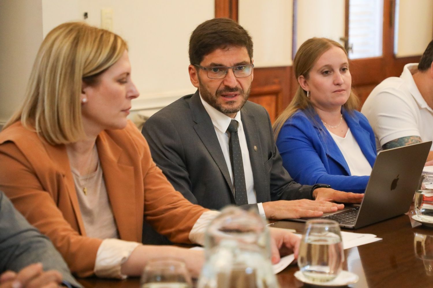 Gisela Scaglia, Maximiliano Pullaro y Victoria Tejeda en la reunión de Gabinete.